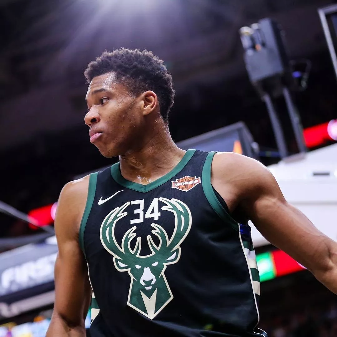 图片报：法兰克福队医私下为对手球员治疗，现已被开除（图片报：法兰克福队医暗中为对手球员治疗，已遭解雇）