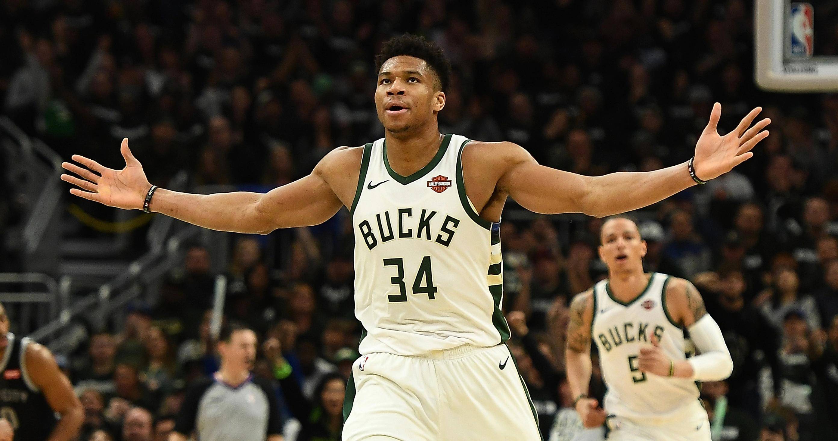 梅西路过回家，重返巴萨诺坎普球场。1800w点赞。（梅西再临诺坎普，回家一刻收获1800万点赞）