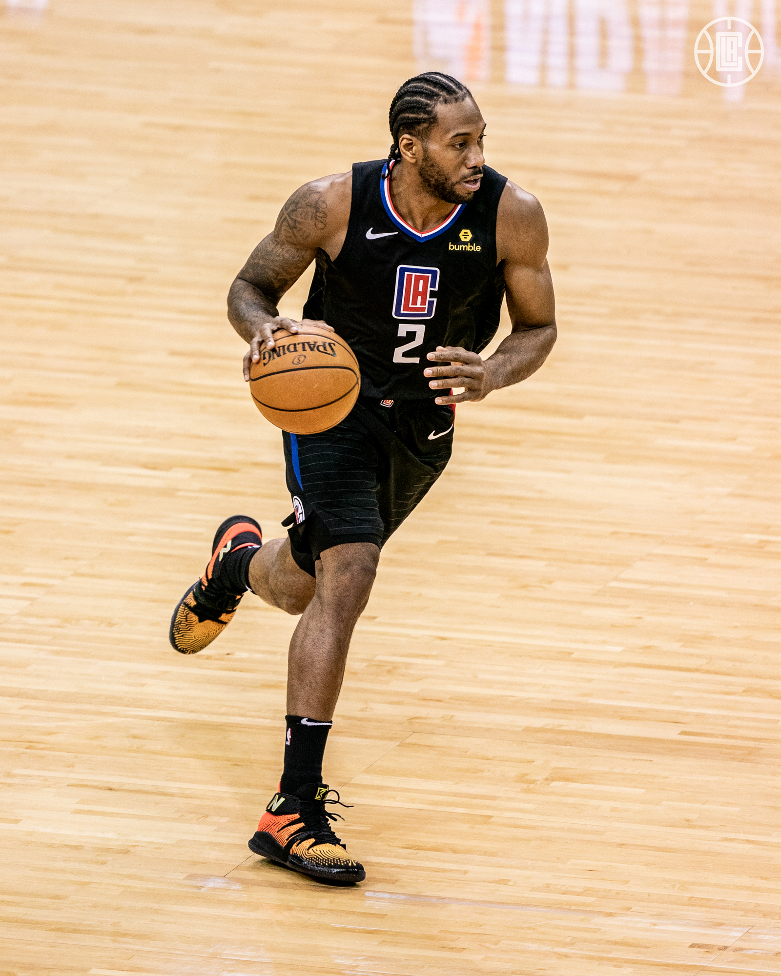 杜兰特篮下强打稳定胜局（杜兰特内线统治锁定胜局）