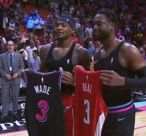 杜兰特连续得分，引领全队节奏（杜兰特连连得手，带动全队节奏）