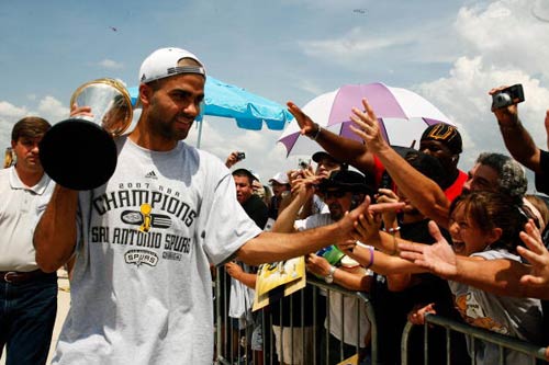 黄蜂新人连续高光表现（黄蜂新秀连场闪耀）