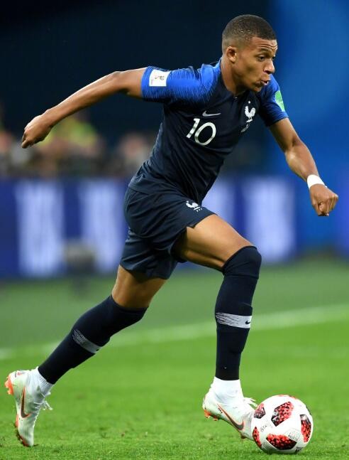 克雷莫内塞2-0莱切，博纳佐利建功，萨纳夫里亚锁定胜局（克雷莫内塞2比0完胜莱切：博纳佐利破门，萨纳夫里亚终结悬念）