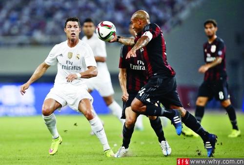 每体：拉菲尼亚没有经纪人也无意离开巴萨，他决心履行完合同（每体：拉菲尼亚无经纪人且无离队打算，坚决履行与巴萨合同至期）