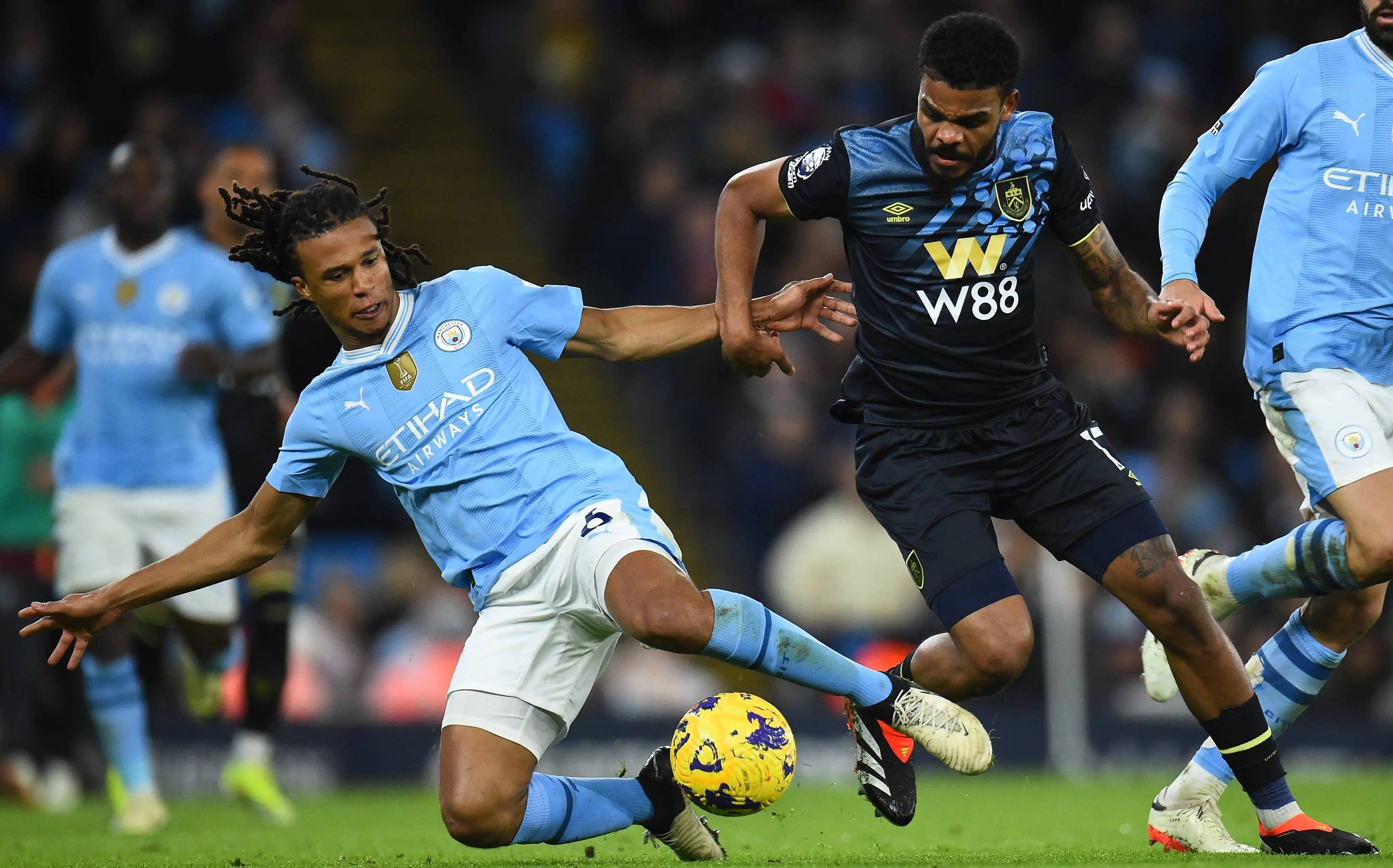 吉文：可能我有点老派，看不惯加纳乔走路歪着身子还挂条链子（吉文：或许我有些老派，难以接受加纳乔走路歪身还戴链子）