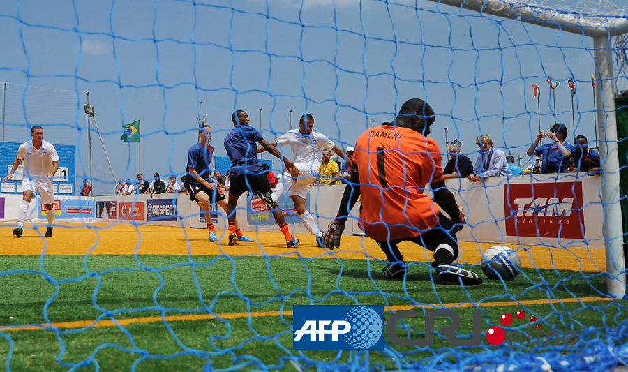 皇马四名首发后卫无人踢完全场，两人染红一人伤退一人被换下（皇马首发后卫无一踢满：两人被罚下、一人伤退、一人被换）