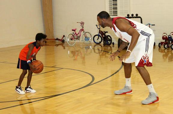 马德兴：有关方面对王洪亮带队0-3巴西不满，却对女足0-8沉默（马德兴：王洪亮率队0-3不敌巴西遭质疑，女足0-8却无人置评）