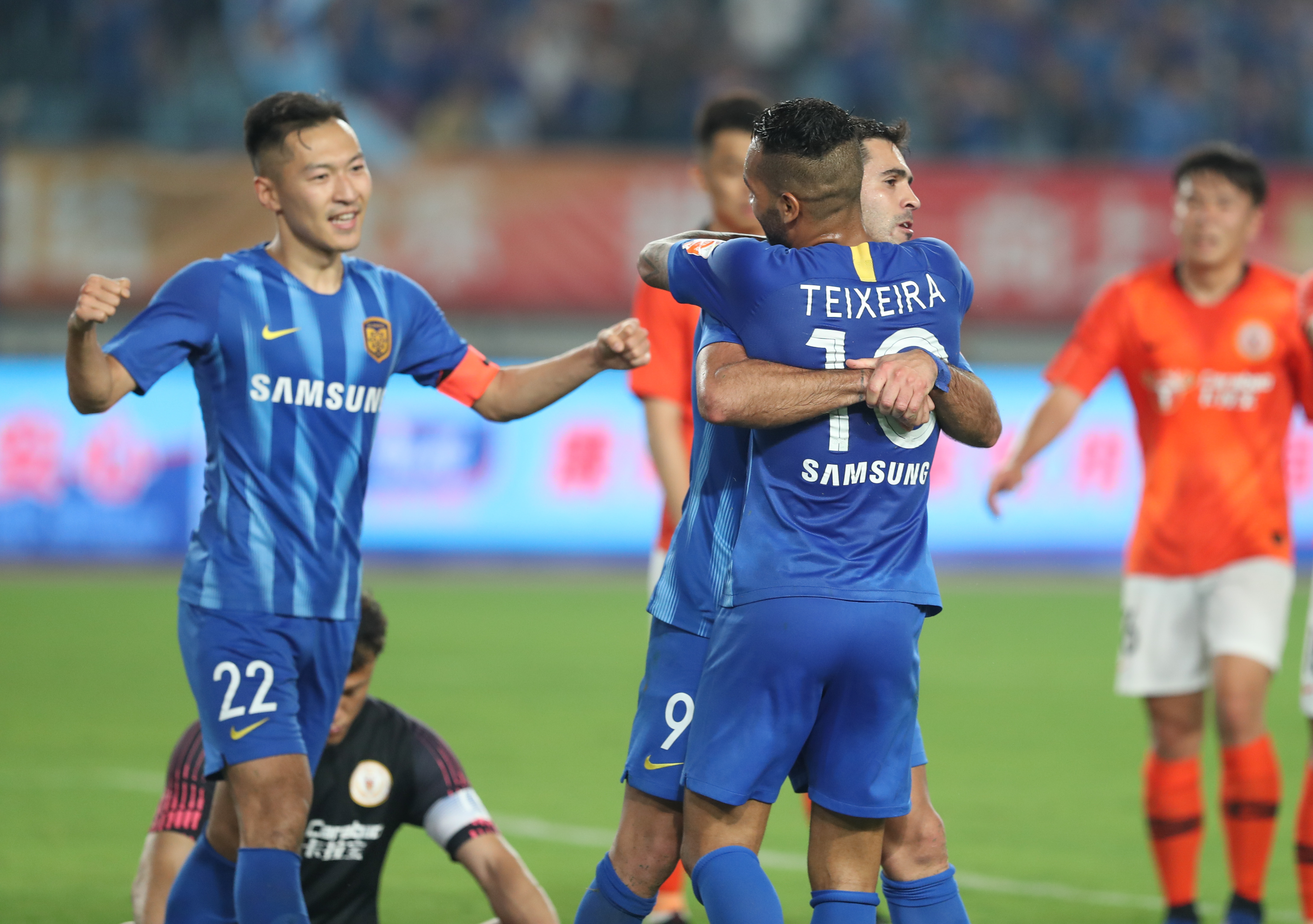 霍芬海姆3-2逆转沃尔夫斯堡，布格尔梅开二度，普罗梅尔传射（霍芬海姆3-2翻盘狼堡：布格尔梅开二度，普罗梅尔传射建功）