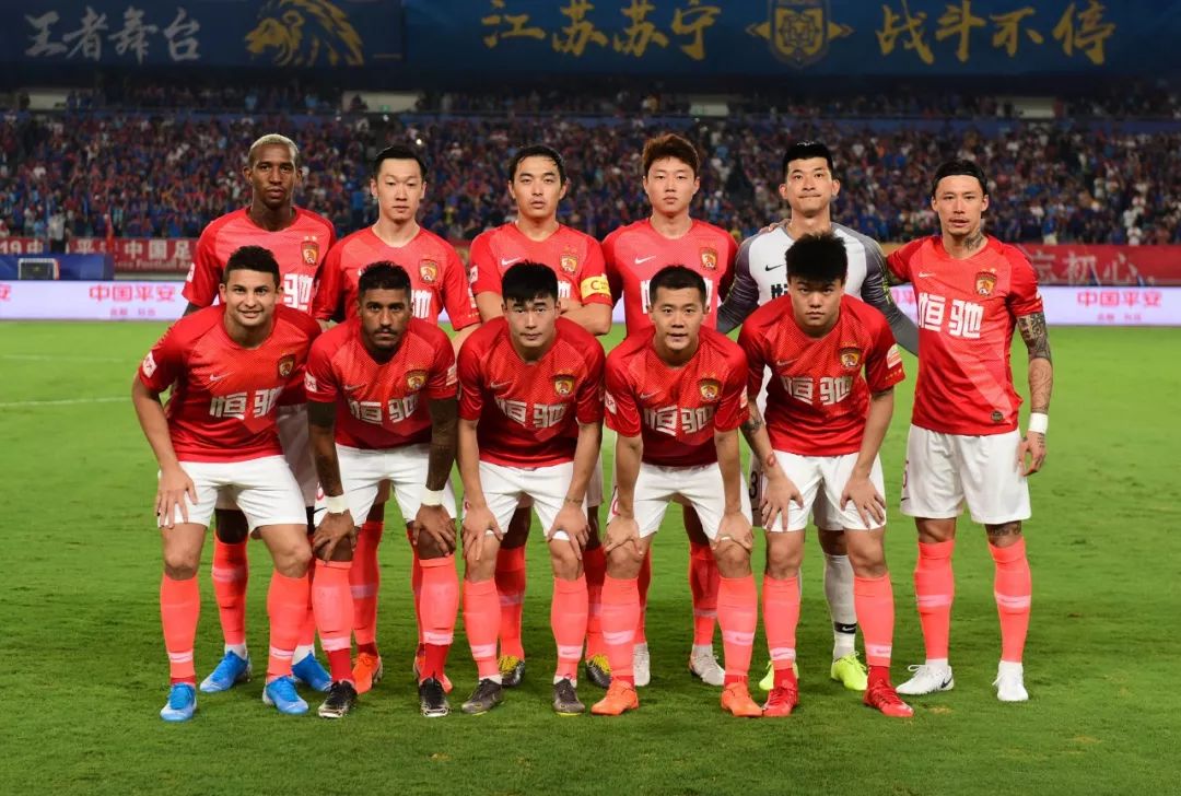 英超疯狂夜：切尔西利物浦双双翻车，11.4亿豪阵不敌升班马（英超爆冷夜：切尔西、利物浦同夜折戟，11.4亿豪阵不敌升班马）